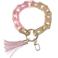 Detalle de pulsera de cadena acrílica rosa y beige con borla de cuero y anillo dorado - Rosa y Blanco Roto