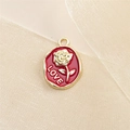 Detailaufnahme des ovalen roten Emaille-Rosenanhängers mit goldener LOVE-Prägung für Schmuck - Rote Unregelmäßige Ovale Rose (LOVE)