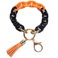 Llavero de pulsera con eslabones de acrílico, borla naranja y detalles en dorado - Naranja y Negro