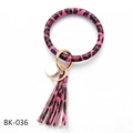 Schlüsselring mit rosa Leopardenmuster aus PU-Leder, Quaste und goldenen Metallbeschlägen - Rosa Leopardenmuster Quastenstil (B32-0504)