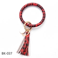 Details des Schlüsselanhängers mit rotem Leopardenmuster, Goldverschluss und Quaste - Rot-Schwarz Leopardenmuster Quastenstil (B33-0101)