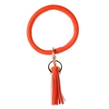 Detailansicht eines orangefarbenen PU-Leder-Armband-Schlüsselanhängers mit goldener Öse - Orange