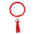 Details von rotem PU-Leder Armreif Schlüsselanhänger mit Quaste und AirTag Halter - Rot