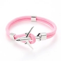 Vue détaillée d'un bracelet tressé rose avec un pendentif en forme d'avion en alliage argenté - Avion Argenté Corde Rose