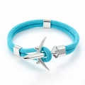 Détail du bracelet en paracorde bleue avec charm avion argenté et boucles métalliques - Avion Argenté Corde Bleu Lac