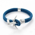Détail du bracelet en corde tressée bleu marine avec un charm avion en argent poli - Avion Argenté Corde Bleu Marine