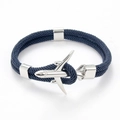 Vue détaillée du bracelet en paracorde bleu marine avec fermoir en forme d'avion - Avion Argenté Corde Bleu Profond