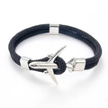 Nahaufnahme eines schwarzen geflochtenen Paracord-Armbands mit silberner Flugzeugschließe - Silbernes Flugzeug Schwarzes Seil