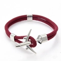 Détail du charm avion et du bracelet tressé rouge bordeaux avec accents argentés - Avion Argenté Corde Rouge Foncé