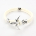 Détail du bracelet en paracorde blanche orné d'un pendentif avion en argent poli brillant - Avion Argenté Corde Beige