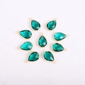 Detailansicht dunkelgrüner facettierter Tropfenanhänger mit Goldrand für DIY-Schmuck - Tropfenform / Goldbasis Cyanes Kristallglas