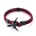 Détail d'un bracelet en paracorde rouge vin avec un charm d'avion en métal noir mat - Avion Noir Corde Rouge Foncé