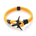 Detail eines gelben Paracord-Armbands mit schwarzem Flugzeuganhänger und Schieber - Schwarzes Flugzeug Gelbes Seil