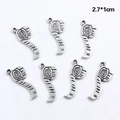 Vue détaillée de 7 breloques mètre ruban en argent vieilli, dimensions 2,7x1cm incluses - Style de Mètre Ruban Miniature (B1-5804)