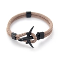 Gros plan détaillé d'un bracelet de voyage en paracorde avec un pendentif avion noir mat - Avion Noir Corde Kaki