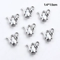Dettaglio macro di ciondoli a teiera in argento antico da 1,4x1,5cm per gioielli fai da te - Antique Silver Pouring Teapot Style (6504)