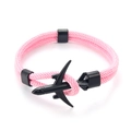Nahaufnahme eines pinkfarbenen Paracord-Armbands mit mattschwarzem Flugzeug-Anhänger - Schwarzes Flugzeug Rosa Seil