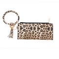Nahaufnahme von Leopard-PU-Leder Armband-Set mit goldener Hardware und Quasten-Detail - Gelber Leopard