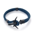 Detailansicht eines marineblauen Paracord-Armbands mit mattschwarzem Flugzeugverschluss - Schwarzes Flugzeug Marineblaues Seil