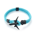 Vue détaillée du bracelet en paracorde bleu ciel doté d'un pendentif avion noir mat - Avion Noir Corde Bleu Lac