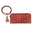Rotes Leopard-Muster-Set mit Reißverschlusstasche, rundem Armreif und Fransen-Anhänger - Glockenblumengelb Leopard