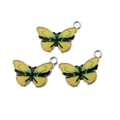 Makroaufnahme von drei gelben Schmetterlingsanhängern mit grünen Akzenten und Emaille - Emaille Schmetterling (BC2404)