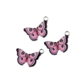 Makroansicht von drei rosa Emaille-Schmetterlingsanhängern für DIY-Schmuckzubehör - Emaille Schmetterling (BC0205) / Rosa