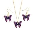Detalle de un conjunto de joyas de mariposa con esmalte degradado violeta y azul con oro - Púrpura