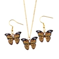 Detalle de conjunto de collar y pendientes de mariposa con esmalte color naranja - Amarillo