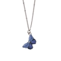 Detailaufnahme der blau-violetten Schmetterlingskette mit feiner silberner Gliederkette - Lila