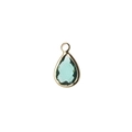 Vue macro du pendentif goutte vert émeraude facetté avec lunette en métal doré - Vert