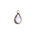 Détail macro d'un pendentif en cristal violet clair en forme de larme avec bord doré - Lavande