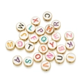 Kleurrijke emaille letterkralen met gouden metalen randen voor DIY sieraden - Gemengde letters / 10MM/100 Stuks/Verpakking / Witte Basis Gekleurde Letter