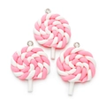 Nahaufnahme der rosa-weißen Spiral-Lutscher-Anhänger mit silberner Metallöse für DIY-Schmuck - Kleine Rosa Kordel (4774-N1705)