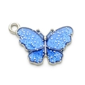 Detailansicht eines blauen Emaille-Schmetterlingsanhängers mit silbernem Glitzer für DIY-Schmuck - Dunkelblau