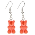 Detail van rode hars gummybeer oorbellen met zilverkleurige haken op een witte achtergrond - Rood