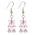 Detailopname van roze glitter gummibeer oorbellen van hars met zilveren haakjes - Transparant Roze