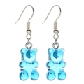 Detail van blauwe hars gummibeer oorbellen met zilverkleurige metalen haken - Blauw