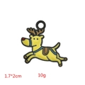 Detailansicht des gelben Rentier-Anhängers mit Maßen 1,7x2cm und einem Gewicht von 10g - Gelber Weihnachts-Elch Anhänger / 10er Pack