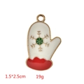 Detail eines weißen Emaille-Weihnachtshandschuh-Anhängers mit grüner Schneeflocke, 1,5x2,5 cm - Weißer Weihnachts-Fäustling Anhänger / 10er Pack