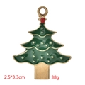Detailansicht des grünen Emaille-Weihnachtsbaum-Anhängers mit goldenem Metallrahmen - Grüner Weihnachtsbaum Anhänger / 10er Pack