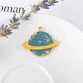 Blauer und gelber Emaille-Planetenanhänger in Goldoptik für DIY-Schmuck und Ketten - Blauer Planet (AK3604)