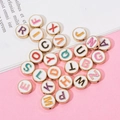 Kleurrijke letterkralen van legering met gouden randen voor DIY-sieraden maken - 10MM/26 Stuks/Verpakking / Witte Basis Gekleurde Letter