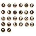 Makroaufnahme von vergoldeten Alphabet-Perlen mit schwarzer Emaille A-Z für DIY-Schmuck - Schwarz