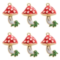 Detalle de seis colgantes de hongo rojo con lunares blancos para creación de joyería - Seta de Hoja Verde