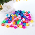 Perles de fleurs colorées en pâte polymère pour bijoux faits main, bracelets et colliers - Fleurs à Cinq Pétales Mixtes (PZ210303813) / 50 Pièces/Paquet (1cm)