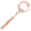 Detalle del llavero pulsera de silicona con borla de cuero y cuenta de madera natural - Rosa Nude (Accesorio de Cuero)