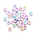 Bunte Buchstabenperlen Z aus Acryl für DIY-Schmuckherstellung und Armbänder - Buchstabe N / 100 Stück (7mm) / Weiß (Mehrfarbige Buchstaben)