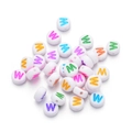 7mm runde weiße Acrylperlen mit bunten Großbuchstaben für DIY-Schmuckherstellung - Buchstabe W / 100 Stück (7mm) / Weiß (Mehrfarbige Buchstaben)