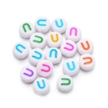 Weiße runde 7mm Acryl-Buchstabenperlen mit bunten Buchstaben für DIY-Schmuckherstellung - Buchstabe U / 100 Stück (7mm) / Weiß (Mehrfarbige Buchstaben)